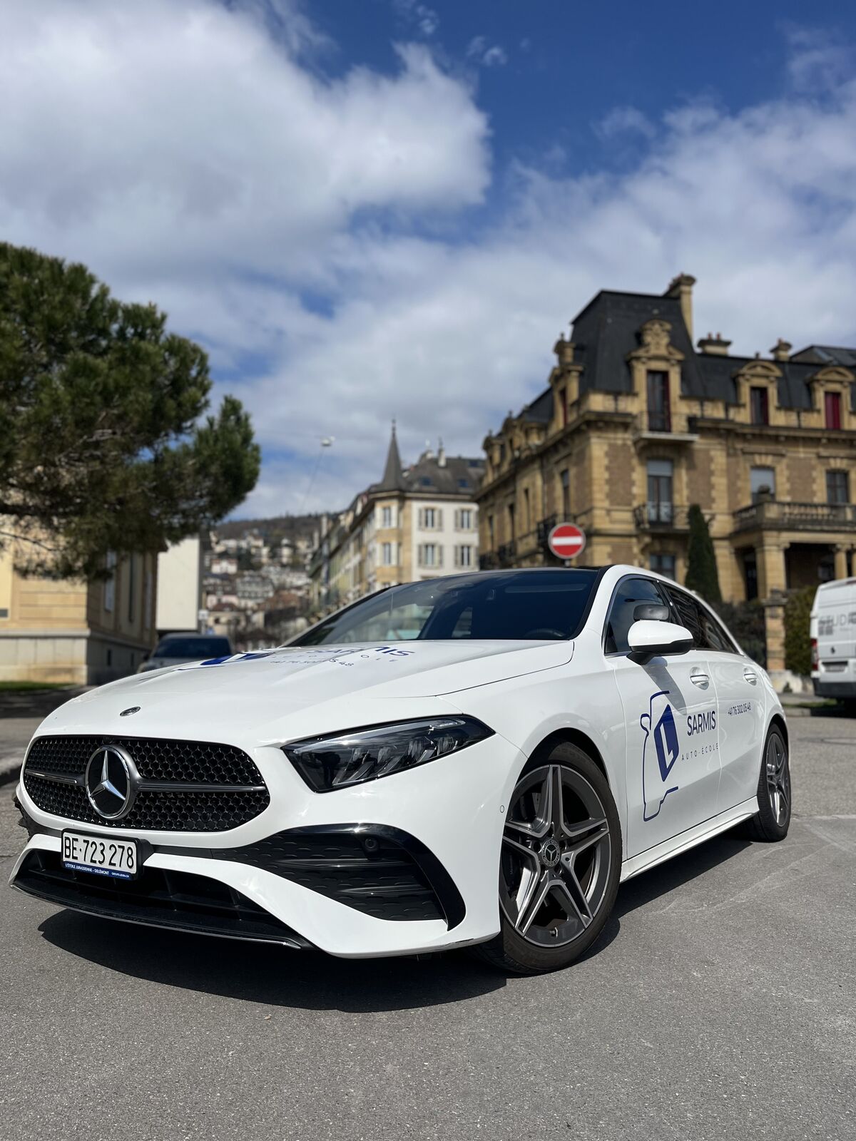 Voiture d'auto-école SARMIS, Mercedes Classe A blanche, dans une rue de Bienne / Neuchâtel