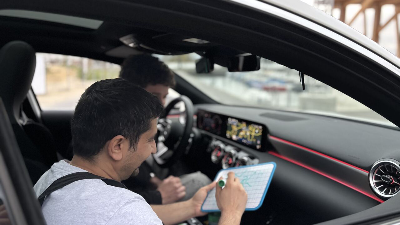 Leçon de conduite avec le moniteur SARMIS expliquant le parcours à un élève à Bienne